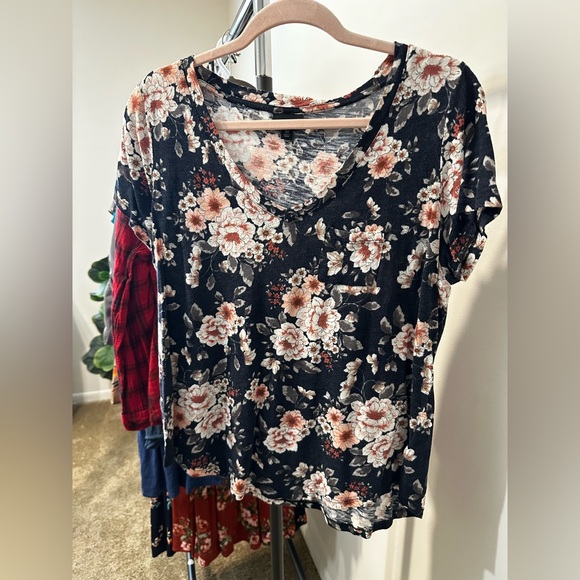 Floral tee shirt with pocket. - Picture 2 of 6